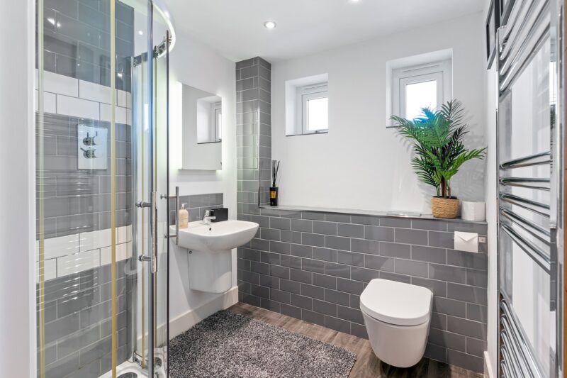 Airbnb Photography in Wadebridge: How Stunning Photos Boost Your Bookings 10 well styled bathroom at an airbnb in cornwall
