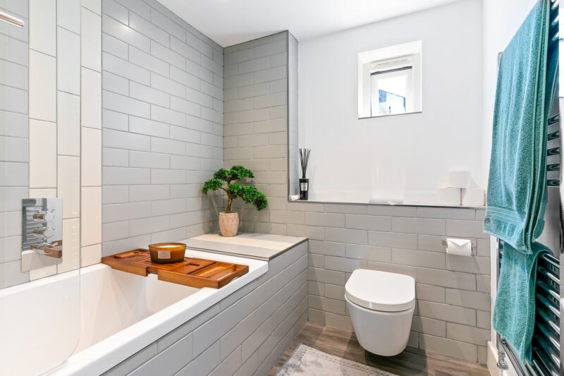 Airbnb Photography in Wadebridge: How Stunning Photos Boost Your Bookings 17 bright and airy bathroom in a wadebridge airbnb